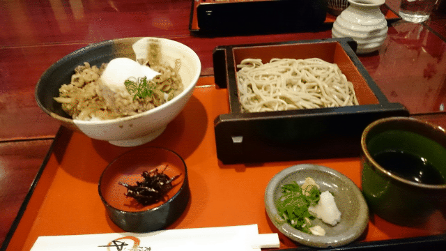 淡路市志筑の石挽そば丸中のざるそば牛丼セット